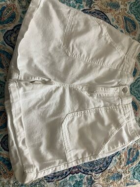 Gloria Vanderbilt White Bermuda Shorts